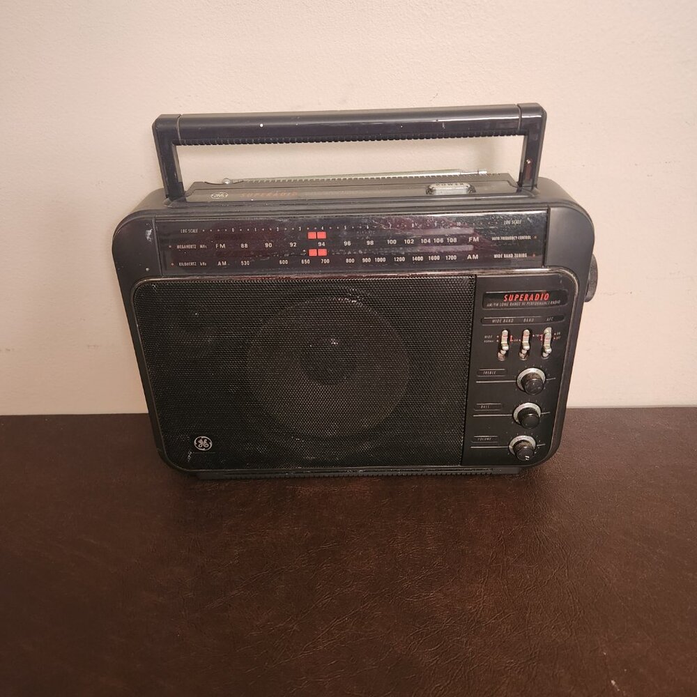 GE Super Radio III is a vintage AM/FM radio